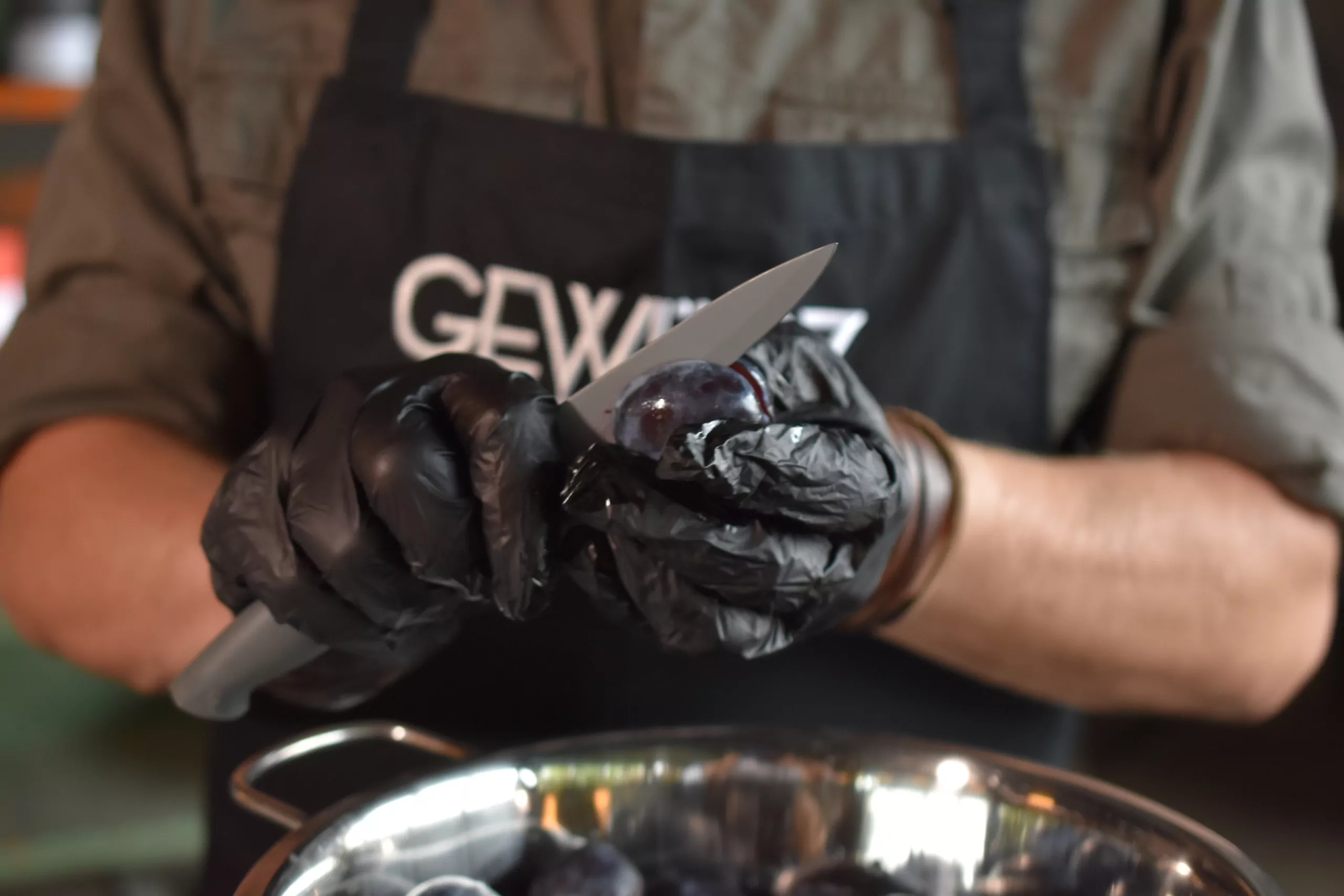 Zwetschgen-Crumble mit Kaiserschmarrnzucker und Haselnüssen Zwetschgen-Crumble mit Kaiserschmarrnzucker und Haselnüssen