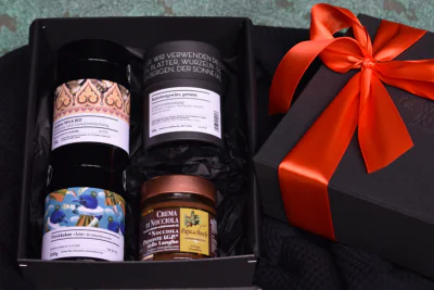 Gewürzset in einer Geschenkbox mit oranger Schleife
