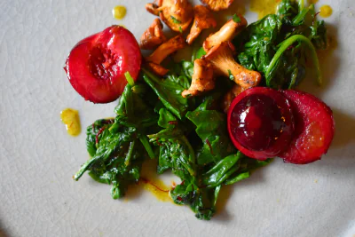 Spinat und Tomaten in einem Gericht