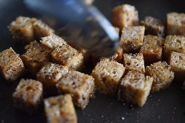 Grüne Erbsensuppe | Pfeffercroutons | Petersilienwurzel