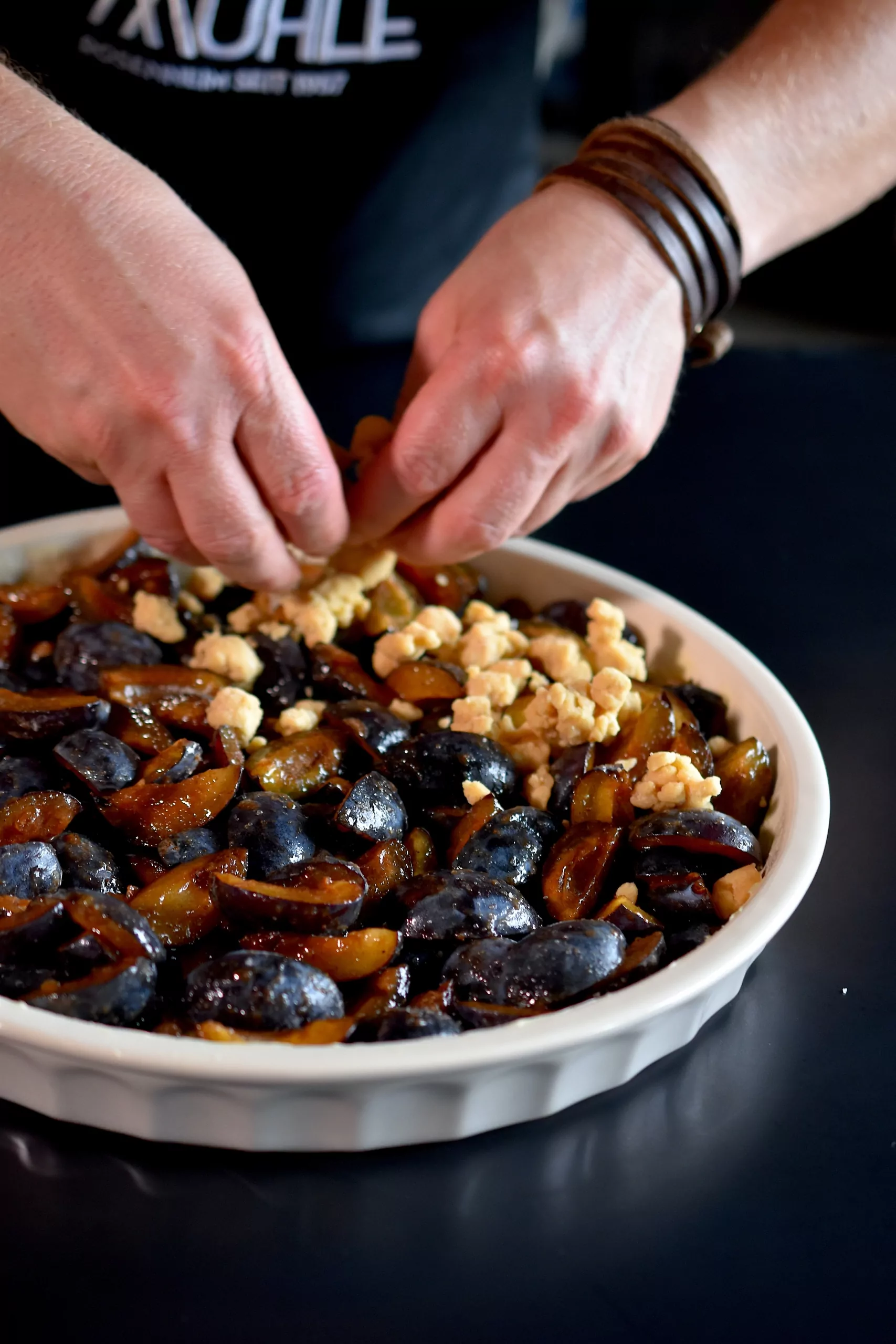 Zwetschgen-Crumble mit Kaiserschmarrnzucker und Haselnüssen Zwetschgen-Crumble mit Kaiserschmarrnzucker und Haselnüssen