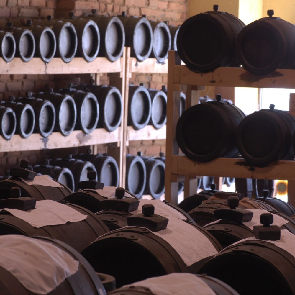 Balsamico Fässer in Regale gestapelt Moodbild