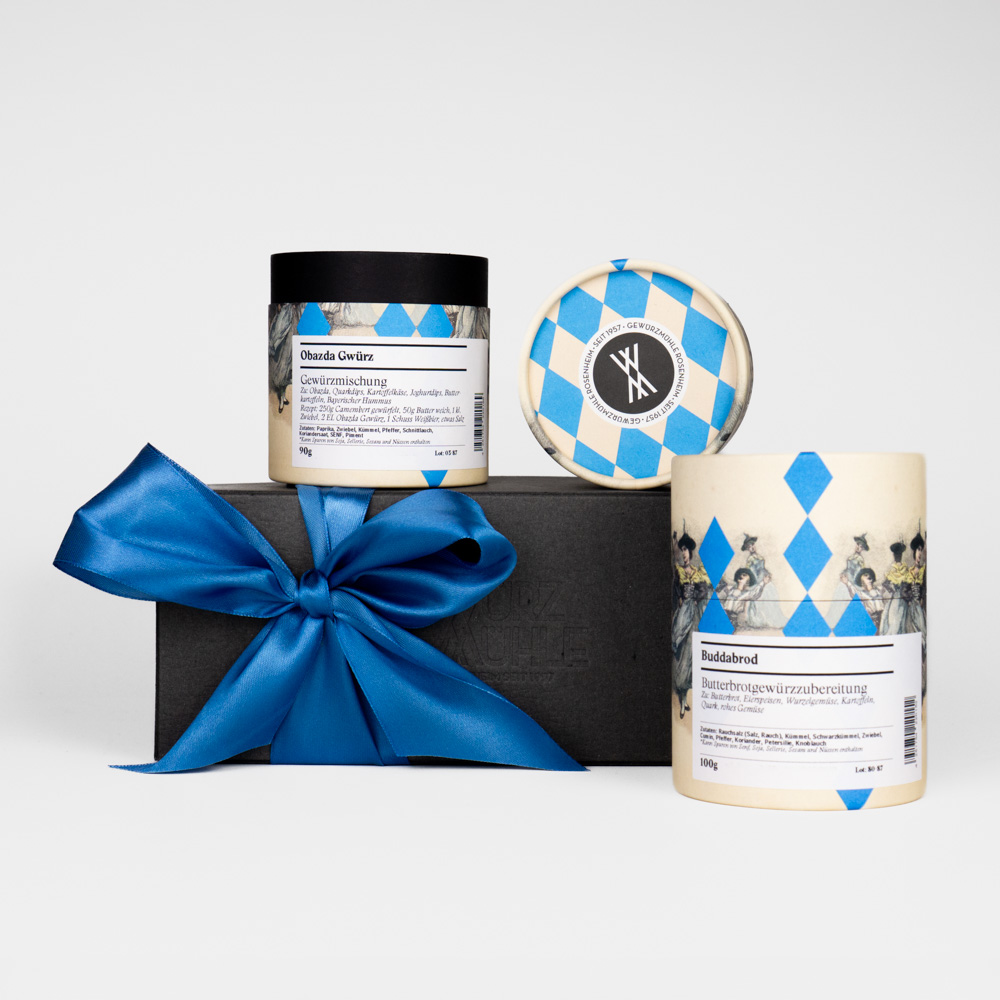 Geschenkbox mit blauer Schleife und verschiedenen Gewürzen im bayerischen Design (2 Gewürzsorten)