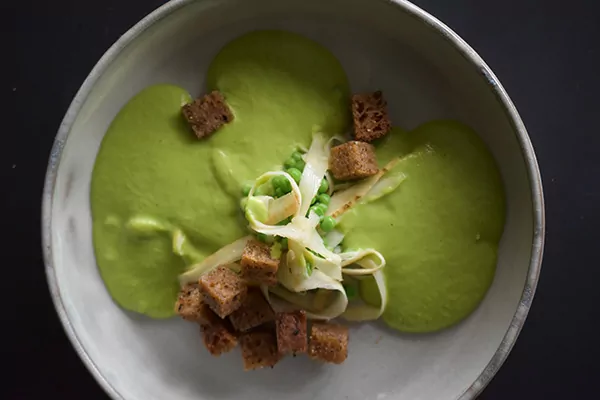 Grüne Erbsensuppe | Pfeffercroutons | Petersilienwurzel