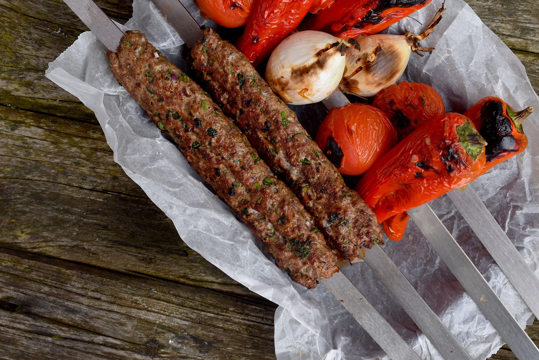 Lamm-Hackspiesse | Grillgemüse-Salat | Pitabrot