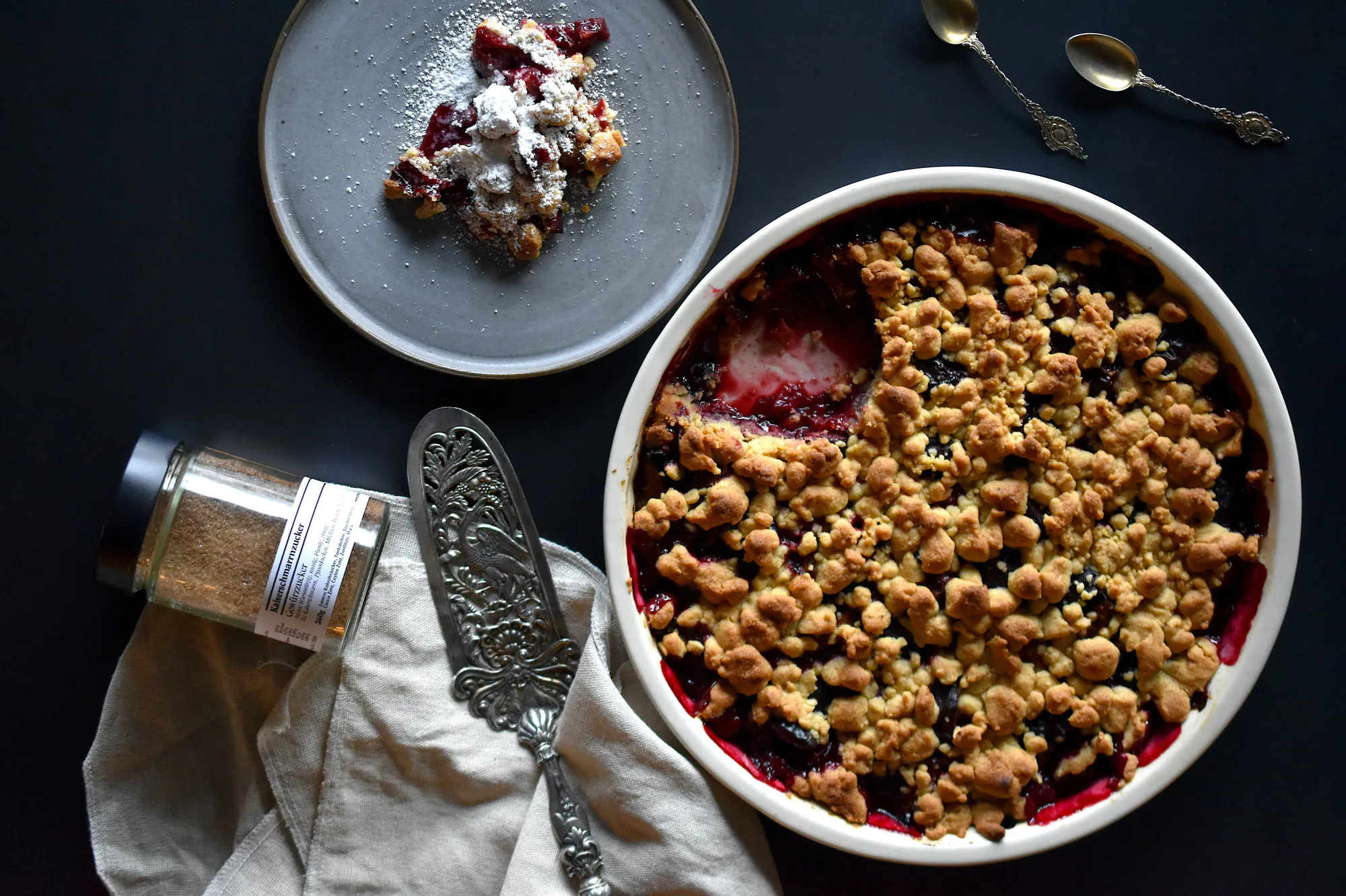 Zwetschgen-Crumble mit Kaiserschmarrnzucker und Haselnüssen Zwetschgen-Crumble mit Kaiserschmarrnzucker und Haselnüssen