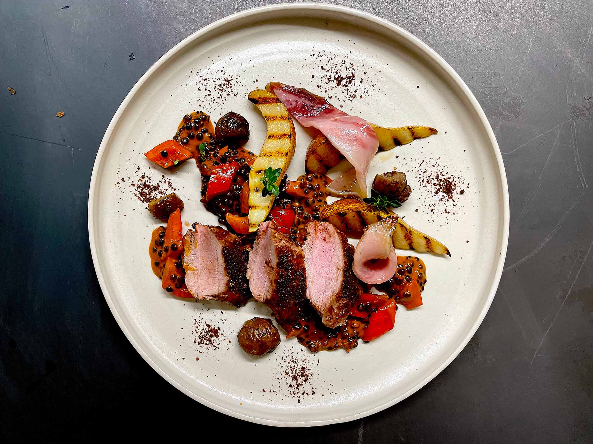 Frischlingsrücken mit Mole | Paprikalinsen | Maroni | Birne | Speck