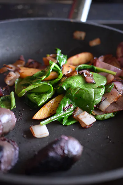 Gebratene Boudin Noir | Spinat | Hibiskusblütensalz Gebratene Boudin Noir | Spinat | Hibiskusblütensalz