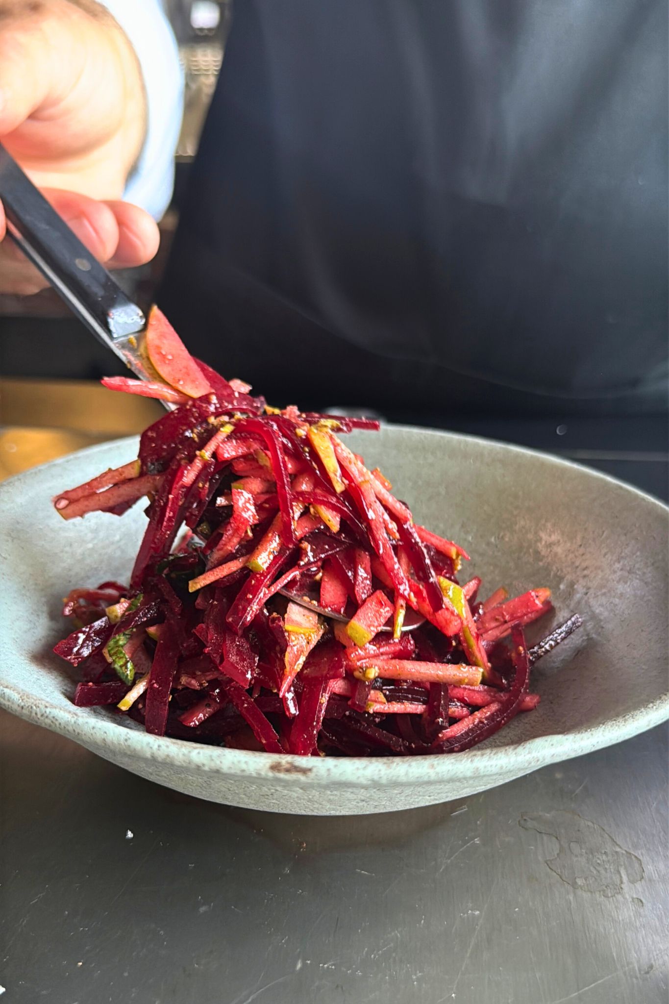 Rote Bete Salat | Apfel | Dukkah Rote Bete Streifen werden mit Apfelstreifen in einer Schale vermengt