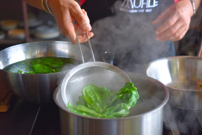 287 Spinat wird in einem Topf blanchiert