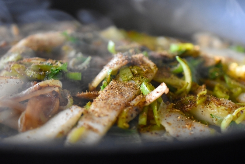 Sichuan Wok Spice Rezept in einer Pfanne angebraten