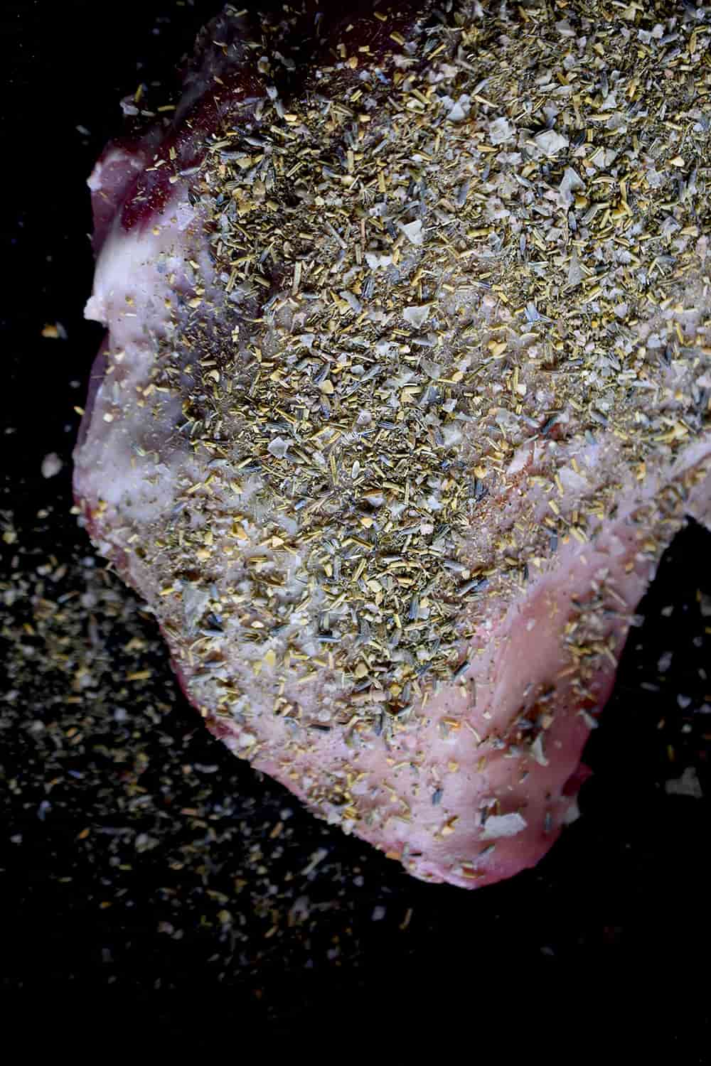 Gegrillte Lammschulter | Crusty Herb Rub