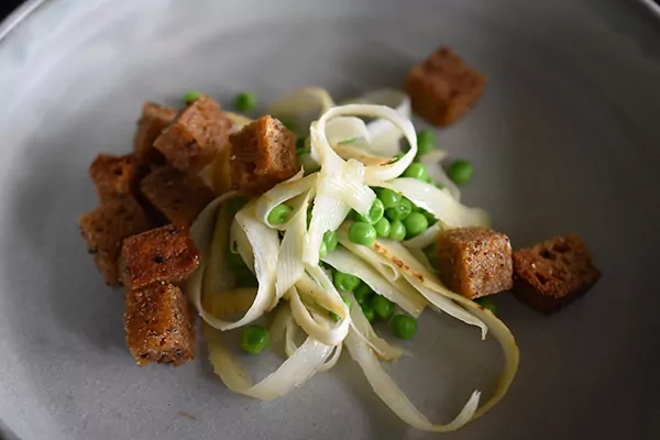 Grüne Erbsensuppe | Pfeffercroutons | Petersilienwurzel