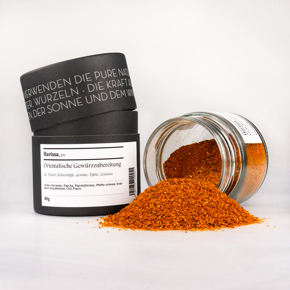 Harissa Orientalische Gewürzzubereitung - Gewürzdose und umgekipptes Glas