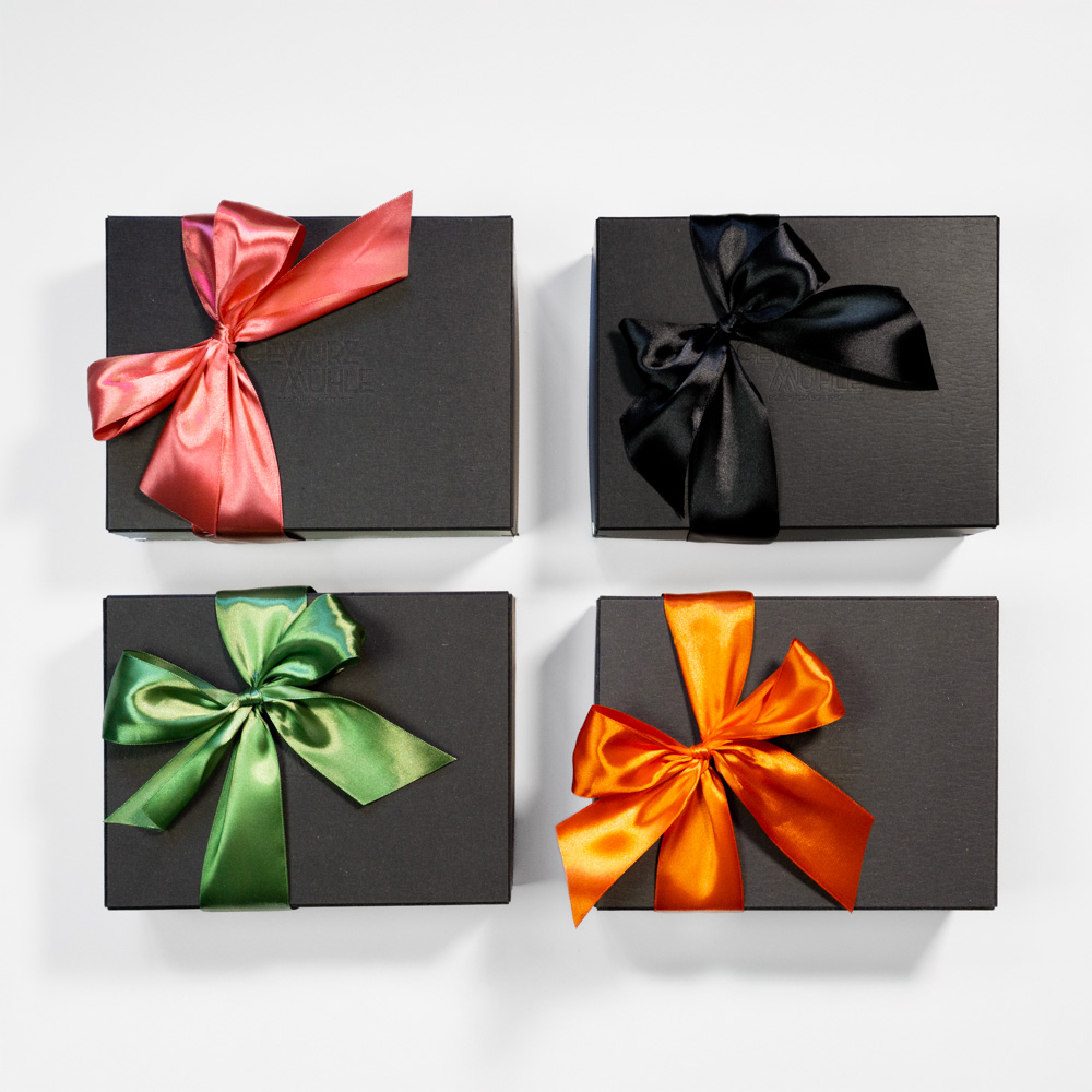 Geschenkboxen für 4 Gewürze mit verschiedenen Schleifenfarben (rosa, schwarz, grün, orange))