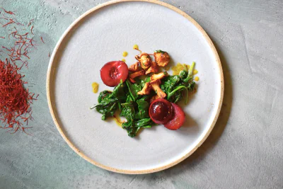 292-1 Spinat mit Tomaten als Gericht auf einem Teller, von oben fotografiert