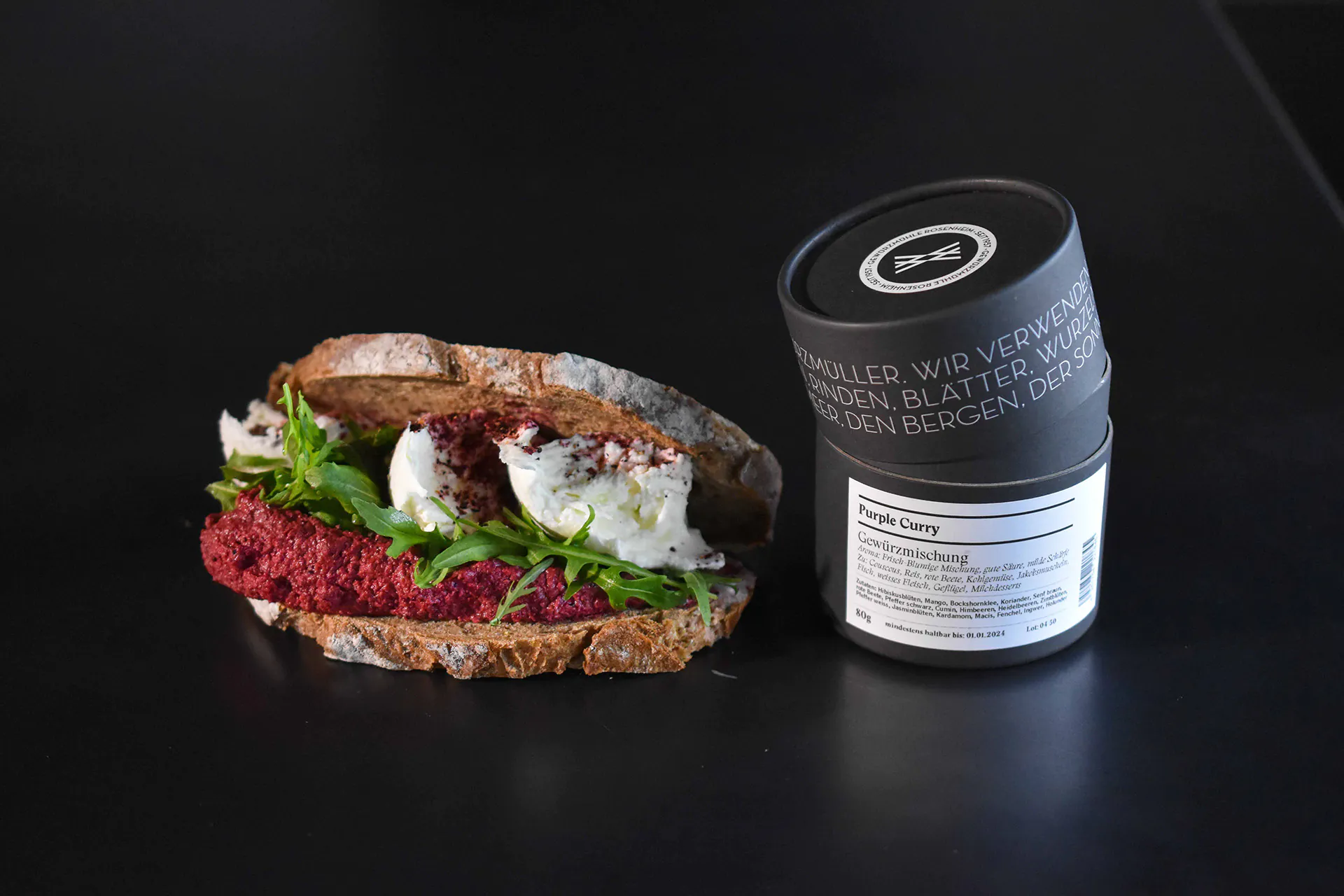 Purple Curry | Körnerbrot | Rote Beete Hummus | Büffelmozzarella