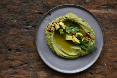 Hummus-Gericht auf einem Teller, von oben fotografiert.