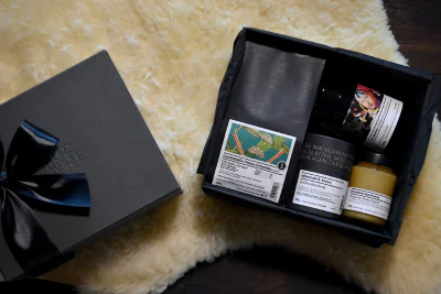 Mehrere Gewürzdosen in einer offenen Geschenkbox, von oben fotografiert