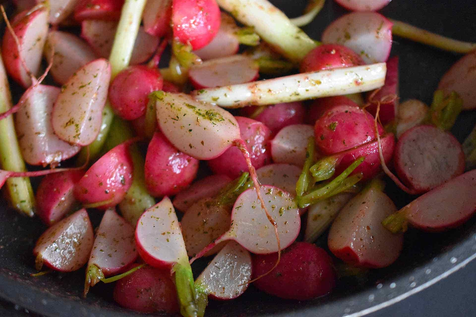 Geschmorte Salatherzen | Radieschen | Frühlingslauch | Vinaigrette ...