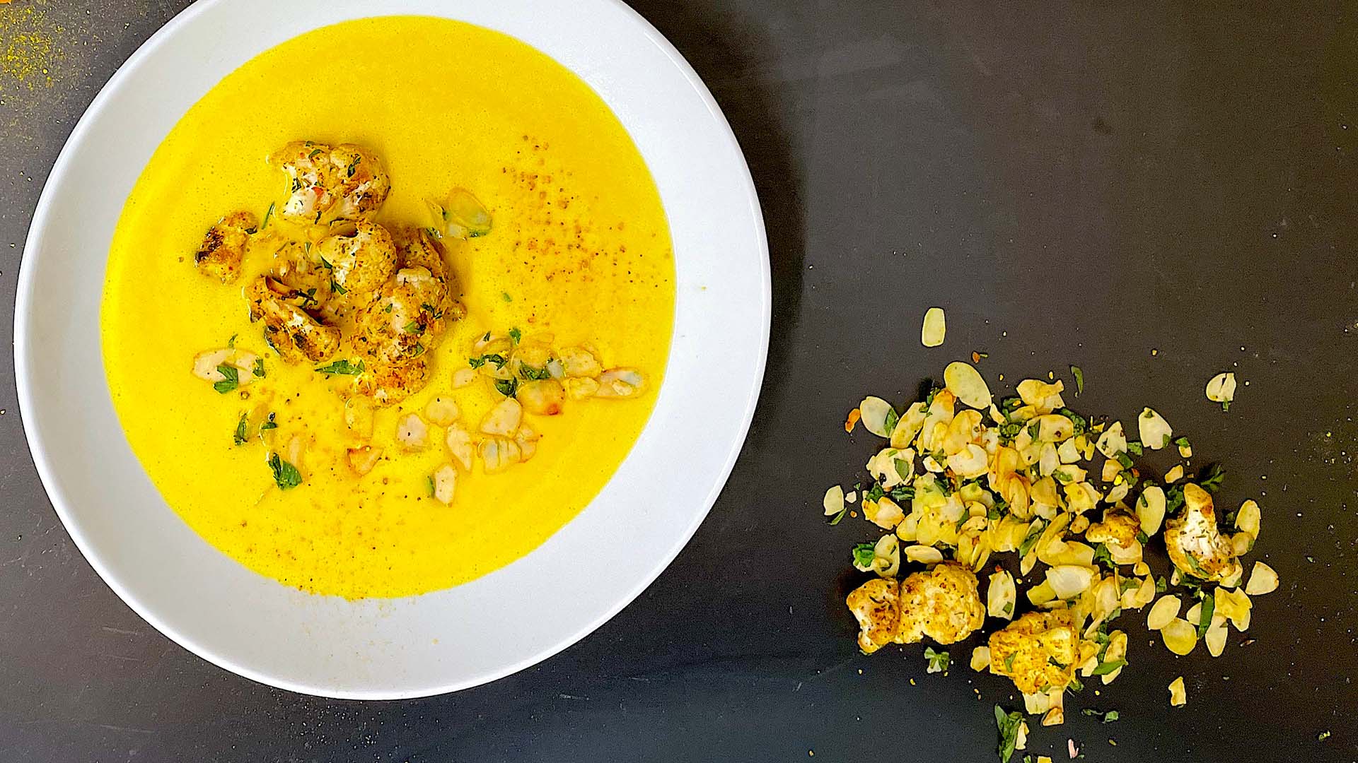 Karotten-Ingwer-Suppe | Gerösteter Blumenkohl | Mandeln ...